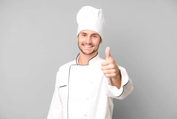 英俊的少年感到自豪 微笑着竖起大拇指 厨师概念 — 图库照片