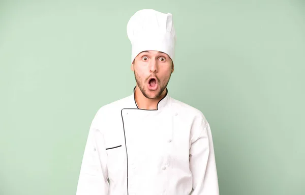 Knappe Tiener Die Erg Geschokt Verrast Kijkt Chef Kok Concept — Stockfoto