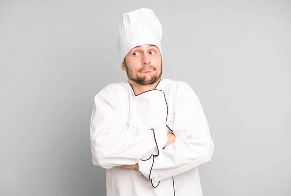 英俊的少年耸了耸肩 感到困惑和不确定 厨师概念 — 图库照片