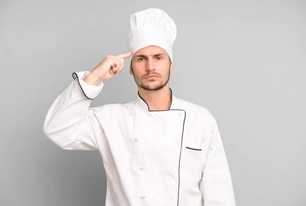 英俊的少年感到困惑和困惑 显示出你疯了 厨师概念 — 图库照片