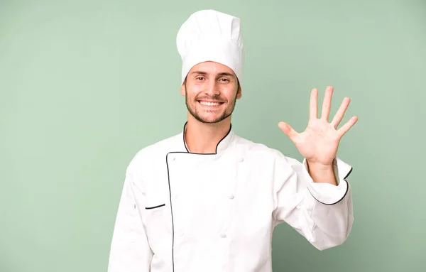 英俊的少年面带微笑 看上去很友善 表现出第五名 厨师概念 — 图库照片