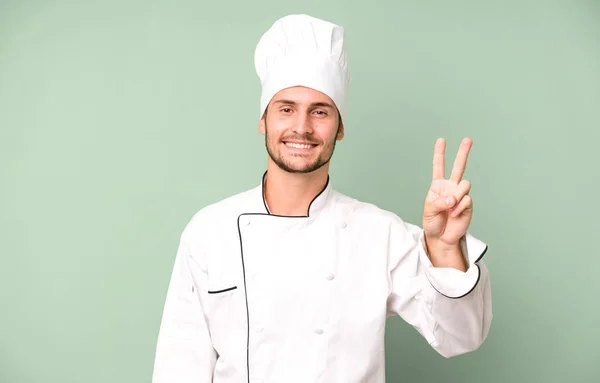 Knappe Tiener Die Lacht Vriendelijk Uitziet Nummer Twee Laat Zien — Stockfoto