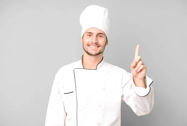 Guapo Adolescente Sonriendo Buscando Amigable Mostrando Número Uno Concepto Chef —  Fotos de Stock