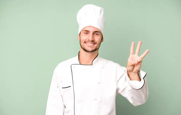 Guapo Adolescente Sonriendo Buscando Amigable Mostrando Número Tres Concepto Chef — Foto de Stock