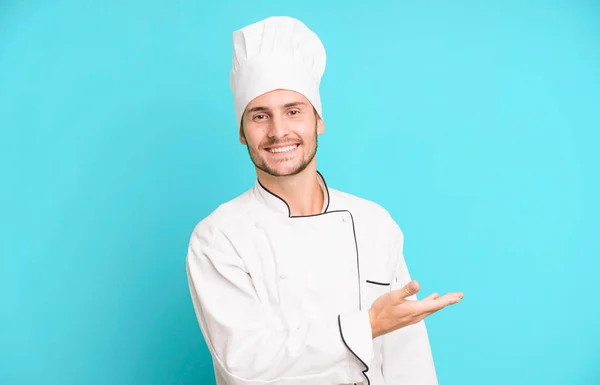 Guapo Adolescente Sonriendo Alegremente Sintiéndose Feliz Mostrando Concepto Concepto Chef — Foto de Stock