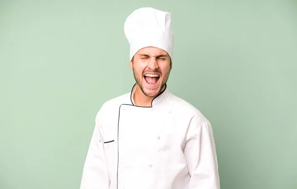 Guapo Adolescente Gritando Agresivamente Luciendo Muy Enojado Concepto Chef — Foto de Stock