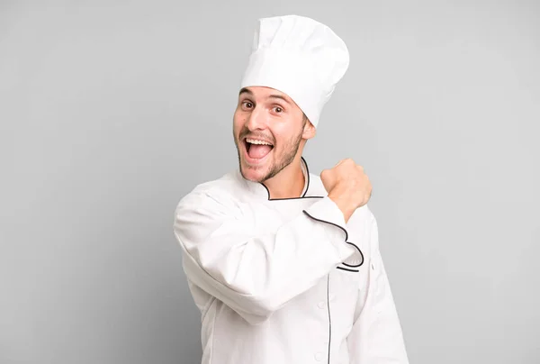 Adolescente Bonito Sentindo Feliz Enfrentando Desafio Celebrando Conceito Chef — Fotografia de Stock