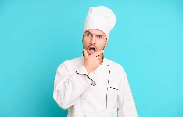 Stilig Tonåring Med Mun Och Ögon Vidöppna Och Hand Haka — Stockfoto