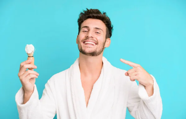 Adolescente Bonito Sorrindo Confiantemente Apontando Para Próprio Sorriso Largo Vestindo — Fotografia de Stock