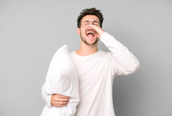 Adolescente Bonito Sentindo Feliz Dando Grande Grito Com Mãos Lado — Fotografia de Stock