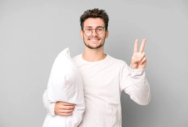 Hübscher Teenager Der Freundlich Lächelt Und Nummer Zwei Pyjama Oder — Stockfoto