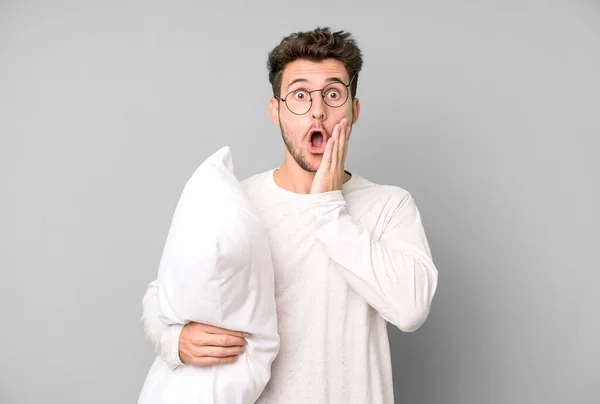 Przystojny Nastolatek Uczucie Wstrząśnięty Przestraszony Noszenie Piżamy Lub Strój Nocny — Zdjęcie stockowe