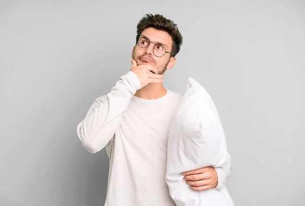 Adolescente Bonito Pensando Sentindo Duvidoso Confuso Vestindo Pijama Desgaste Noturno — Fotografia de Stock