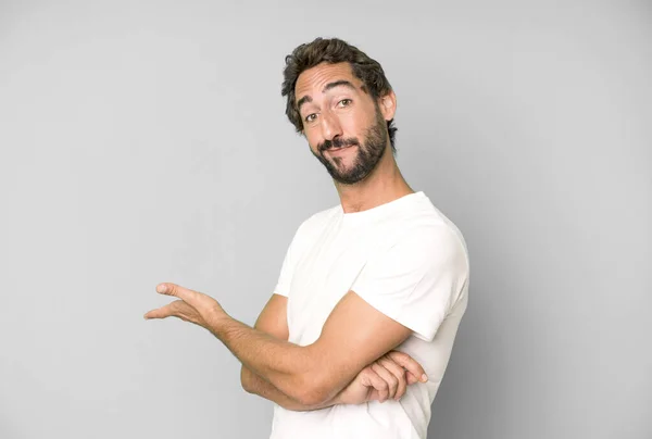 Joven Loco Sintiéndose Feliz Alegre Sonriendo Dándote Bienvenida Invitándote Con — Foto de Stock