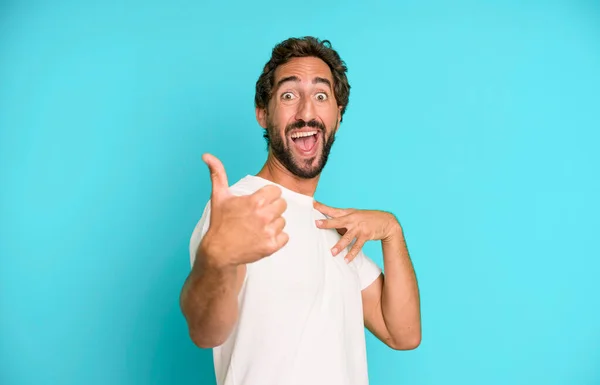 Joven Loco Sintiéndose Orgulloso Despreocupado Seguro Feliz Sonriendo Positivamente Con —  Fotos de Stock