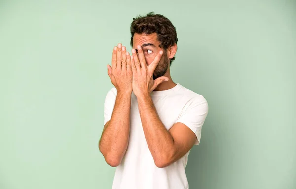 Jonge Gekke Man Bedekken Gezicht Met Handen Gluren Tussen Vingers — Stockfoto