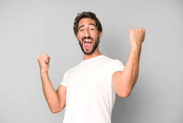 Mladý Šílený Muž Vítězoslavně Křičí Vypadá Jako Vzrušený Šťastný Překvapený — Stock fotografie