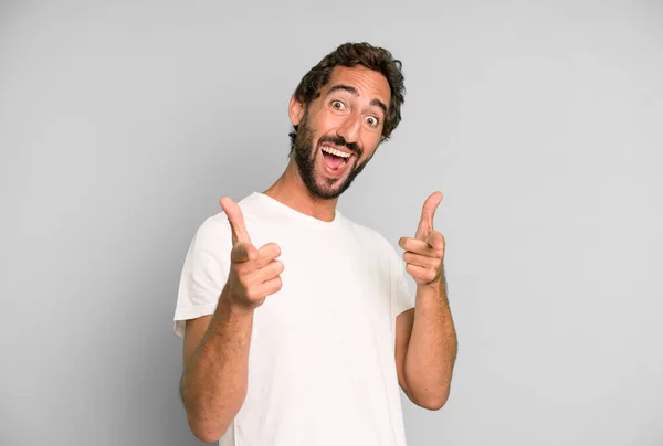 Joven Loco Sonriendo Con Una Actitud Positiva Exitosa Feliz Apuntando —  Fotos de Stock