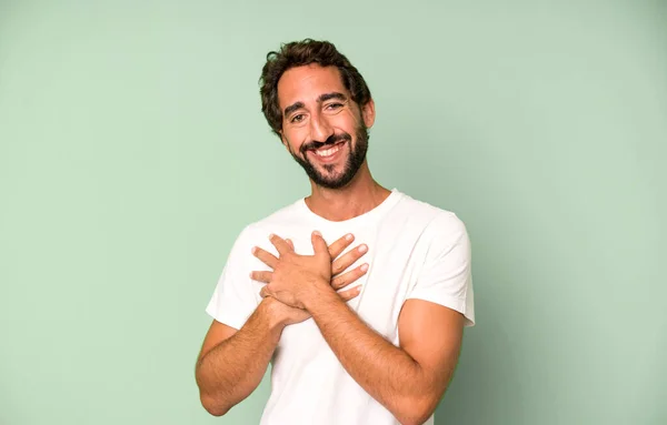 Joven Loco Sintiéndose Romántico Feliz Enamorado Sonriendo Alegremente Tomándose Las — Foto de Stock