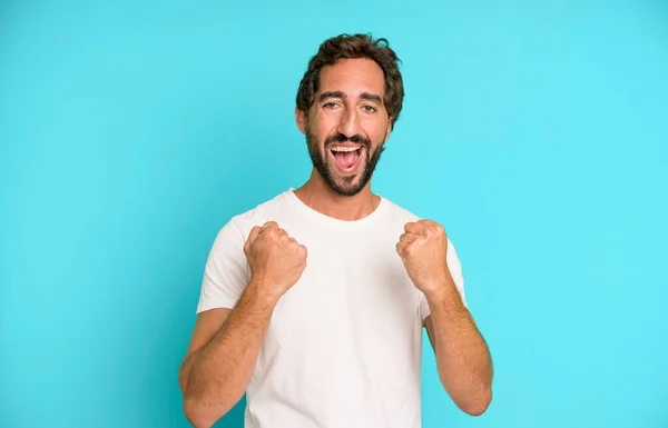 Joven Loco Gritando Triunfalmente Riendo Sintiéndose Feliz Emocionado Mientras Celebra —  Fotos de Stock