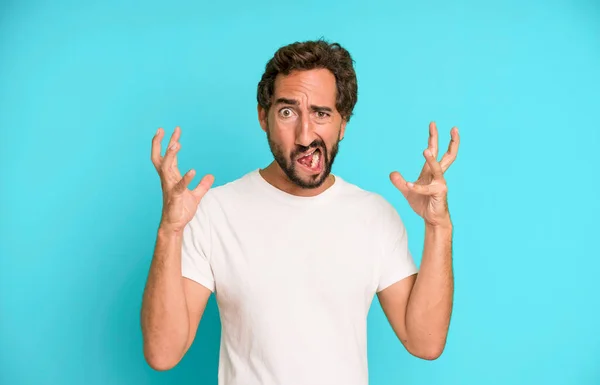 Junger Verrückter Mann Schreit Mit Erhobenen Händen Der Luft Ist — Stockfoto