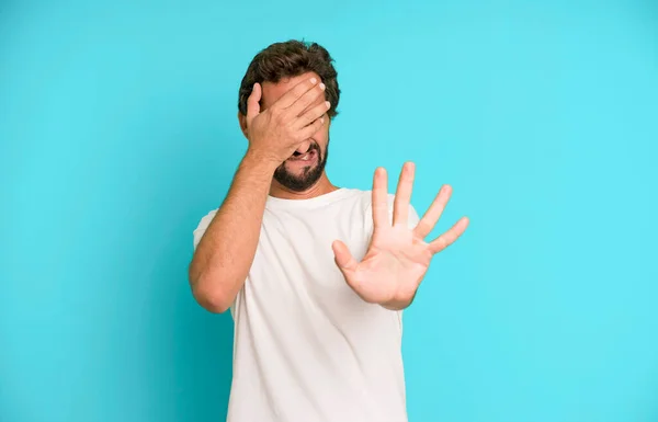 Junger Verrückter Mann Der Das Gesicht Mit Der Hand Bedeckt — Stockfoto