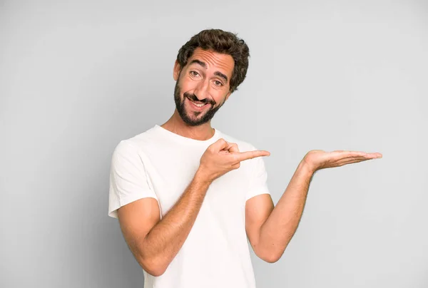 Jovem Louco Sorrindo Alegremente Apontando Para Copiar Espaço Palma Mão — Fotografia de Stock