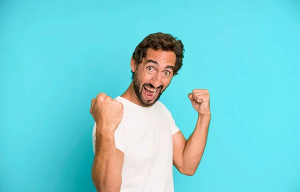 Fiatal Őrült Férfi Érzés Boldog Pozitív Sikeres Ünneplő Győzelem Eredmények — Stock Fotó