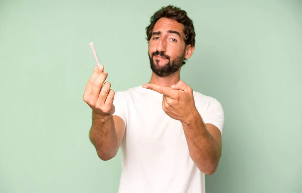 Jonge Gekke Bebaarde Expressieve Man Met Een Sigaret — Stockfoto