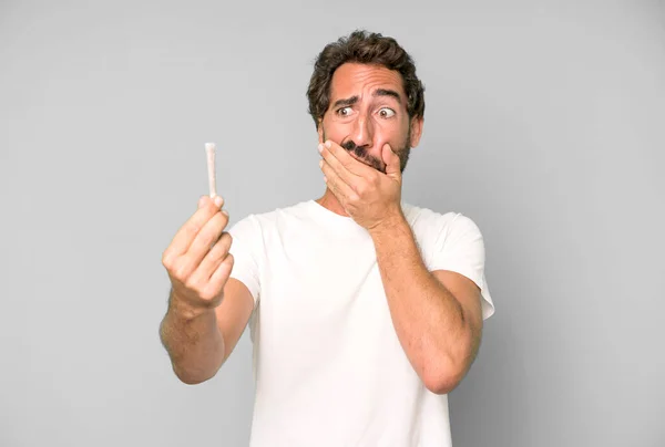 タバコを吸う若い狂人の髭と表情豊かな男 — ストック写真
