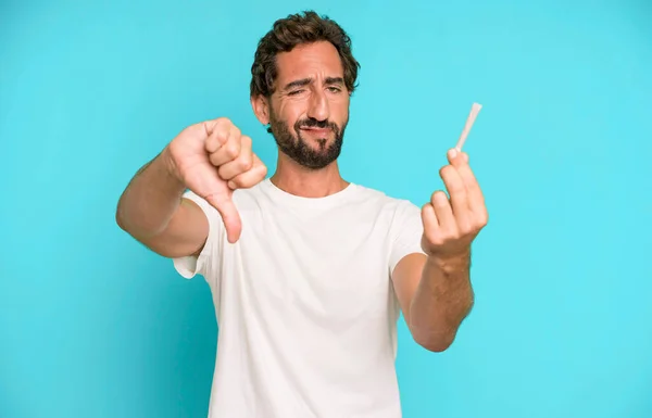 Junger Verrückter Bärtiger Und Ausdrucksstarker Mann Mit Zigarette — Stockfoto