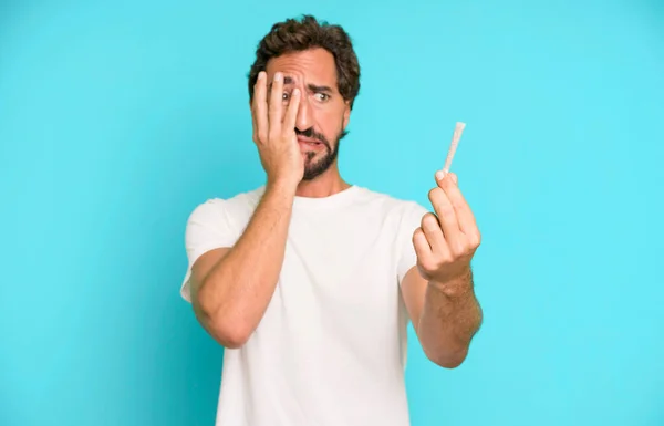 Jovem Louco Barbudo Expressivo Homem Com Cigarro — Fotografia de Stock