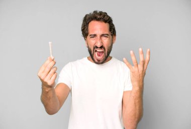 Genç, sakallı ve sigaralı, etkileyici bir adam.