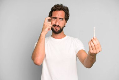 Genç, sakallı ve sigaralı, etkileyici bir adam.