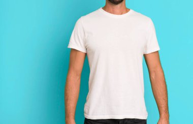 Genç, çılgın, sakallı ve etkileyici bir adam boş bir tişört giyiyordu.
