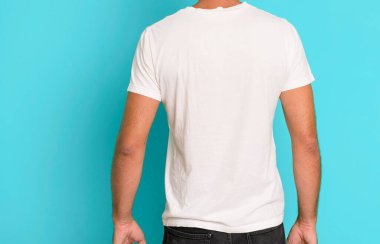 Genç, çılgın, sakallı ve etkileyici bir adam boş bir tişört giyiyordu.