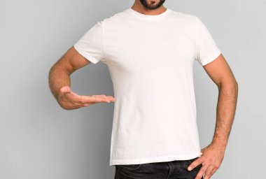 Genç, çılgın, sakallı ve etkileyici bir adam boş bir tişört giyiyordu.