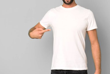 Genç, çılgın, sakallı ve etkileyici bir adam boş bir tişört giyiyordu.