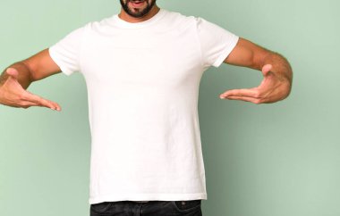 Genç, çılgın, sakallı ve etkileyici bir adam boş bir tişört giyiyordu.