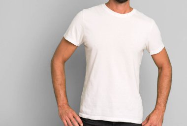 Genç, çılgın, sakallı ve etkileyici bir adam boş bir tişört giyiyordu.