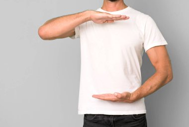 Genç, çılgın, sakallı ve etkileyici bir adam boş bir tişört giyiyordu.