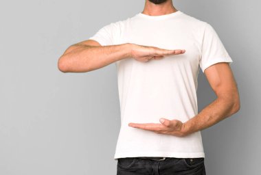 Genç, çılgın, sakallı ve etkileyici bir adam boş bir tişört giyiyordu.