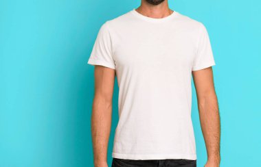 Genç, çılgın, sakallı ve etkileyici bir adam boş bir tişört giyiyordu.