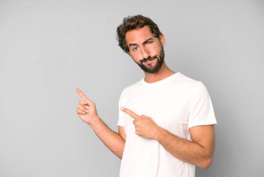 Genç, çılgın, sakallı ve etkileyici bir adam. Yanında fotokopi odası var.