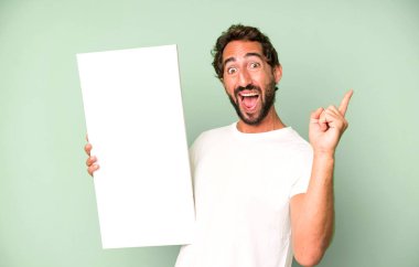 Genç, çılgın, sakallı ve etkileyici bir adam. Yanında fotokopi odası var.