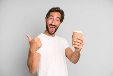 Genç, çılgın, sakallı ve dışavurumcu bir adam.