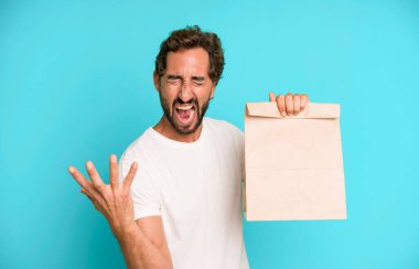 Genç, çılgın, sakallı ve dışavurumcu bir adam.