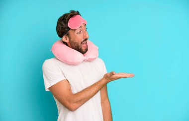 Genç, çılgın, sakallı ve etkileyici bir adam. uçuş yolcu kavramı