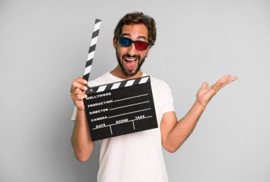 Genç, çılgın, sakallı ve kendini ifade eden bir adam. Sinema filmi veya film konsepti