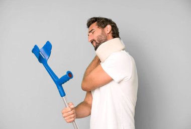 Genç çılgın sakallı ve etkileyici bir adam kaza tasmasıyla yaralandı.